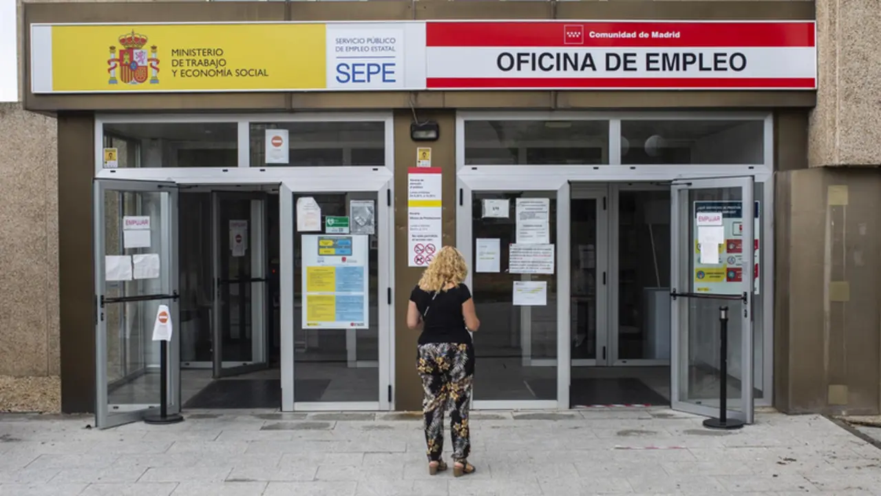 <p> Una mujer a las puertas de una oficina del SEPE - Alejandro Mart&iacute;nez V&eacute;lez - Europa Press </p>