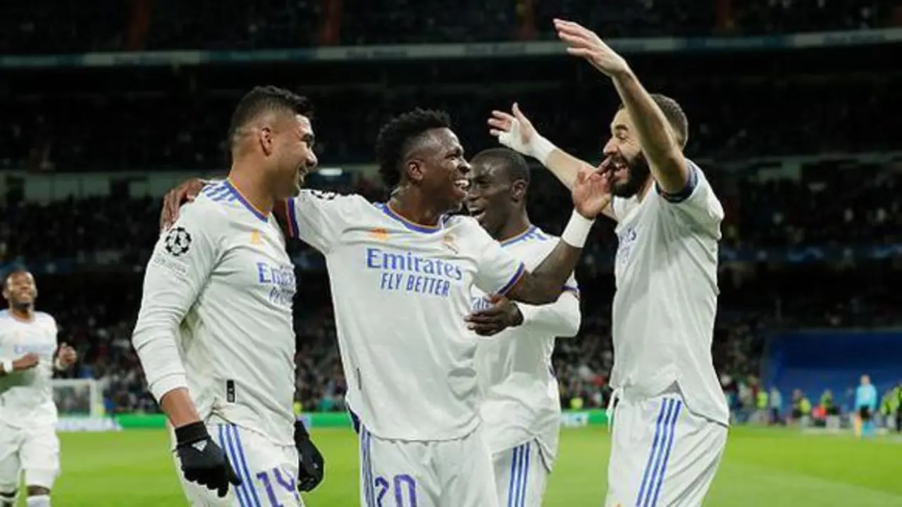 <p> Casemiro, Vinicius Jr y Benzema celebrando el segundo gol del Madrid </p>