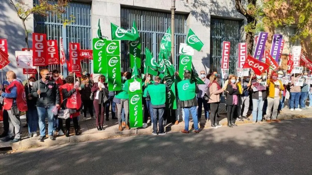 <p> Imagen de manifestantes de diferentes sindicatos </p>