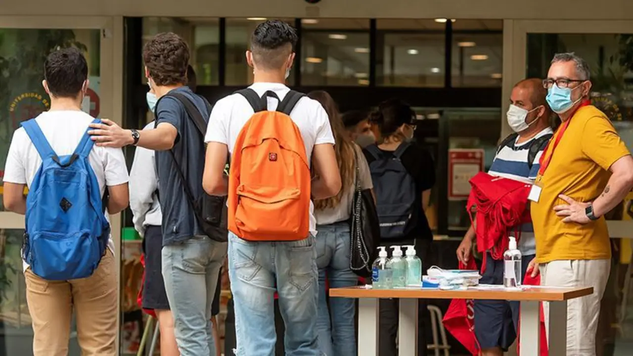 GRAF3745. SEVILLA, 07/07/2020.- Un grupo de estudiantes de segundo de bachillerato a las puertas de la Escuela T&eacute;cnica Superior de Ingenier&iacute;a de la Construcci&oacute;n de Sevilla, uno de los muchos centros donde miles de j&oacute;venes realizan a partir de este martes la Evaluaci&oacute;n para el Acceso a la Universidad (EvAU). EFE/ Ra&uacute;l Caro
