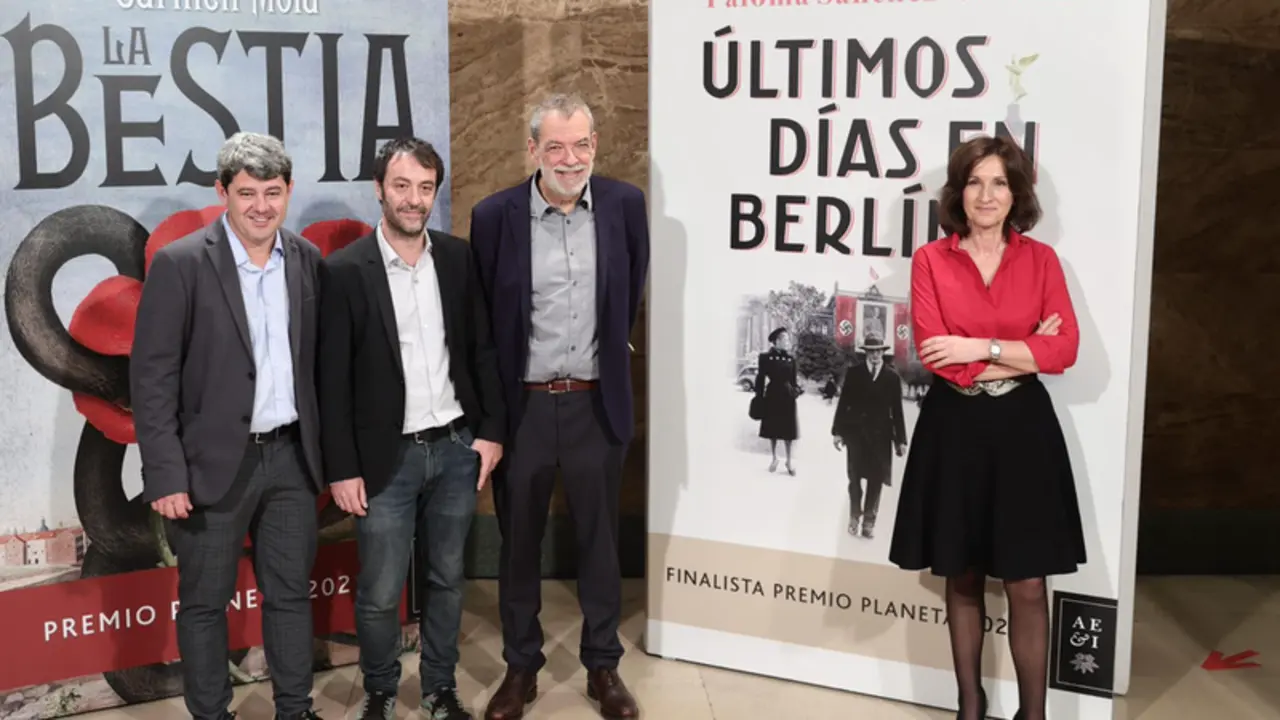 <p> (I-D) Los escritores Jorge D&iacute;az, Antonio Mercero y Agust&iacute;n Mart&iacute;nez posan junto a la autora Paloma S&aacute;nchez-Garnica Mart&iacute;nez durante la presentaci&oacute;n de los ganadores del Premios Planeta en el Instituto Cervantes - Eduardo Parra - Europa Press </p>