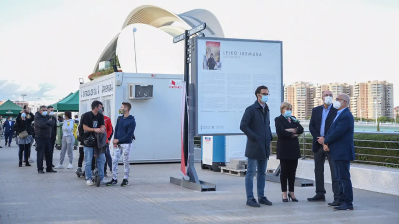 <p> La consejera de Sanidad Universal y Salud P&uacute;blica de la Comunidad Valenciana, Ana Barcel&oacute; (3d), acude a visitar un punto de vacunaci&oacute;n instalado con motivo del Festival de Les Arts, a 4 de noviembre de 2021, en Valencia, Comunidad Valenciana (Espa&ntilde;a). - Jorge Gil - Europa Press </p>