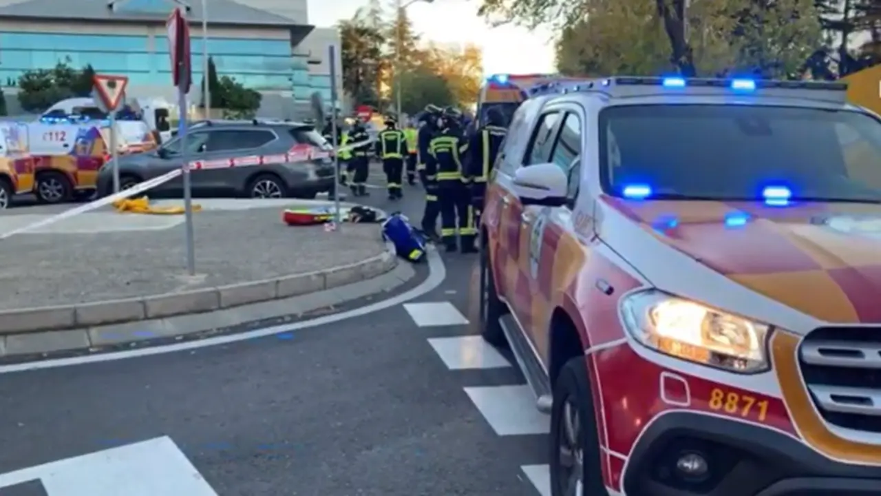 <p> Salida del colegio Montealto de Mirasierra donde han sido atropelladas tres ni&ntilde;as - EMERGENCIAS MADRID </p>