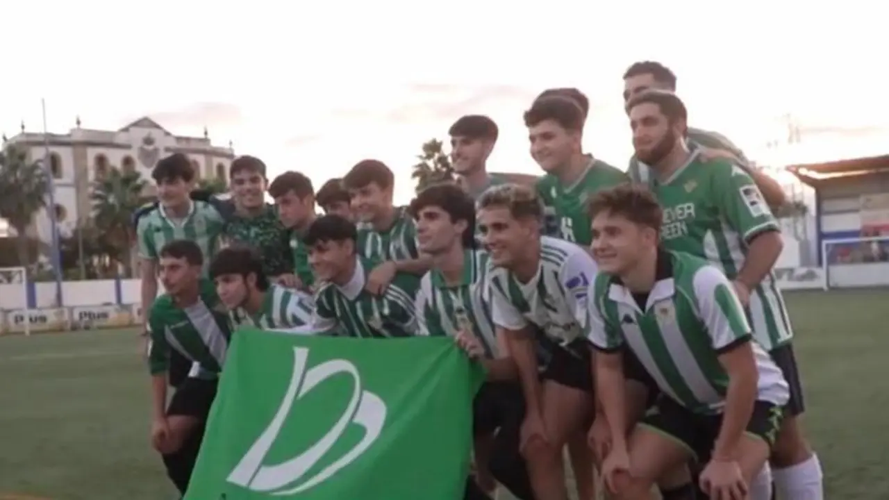 <p> Jugadores de uno de los equipos posando en grupo. Fuente: Twitter </p>