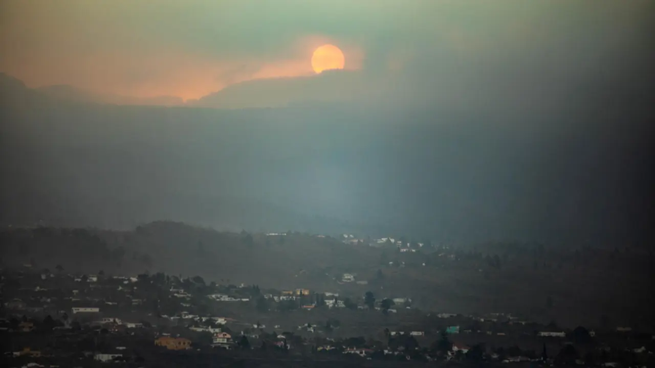 <p> Amanecer del volc&aacute;n de Cumbre Vieja con la nube de ceniza de principio de noviembre, desde la monta&ntilde;a de Triana, en Los Llanos de Aridane - Kike Rinc&oacute;n - Europa Press </p>