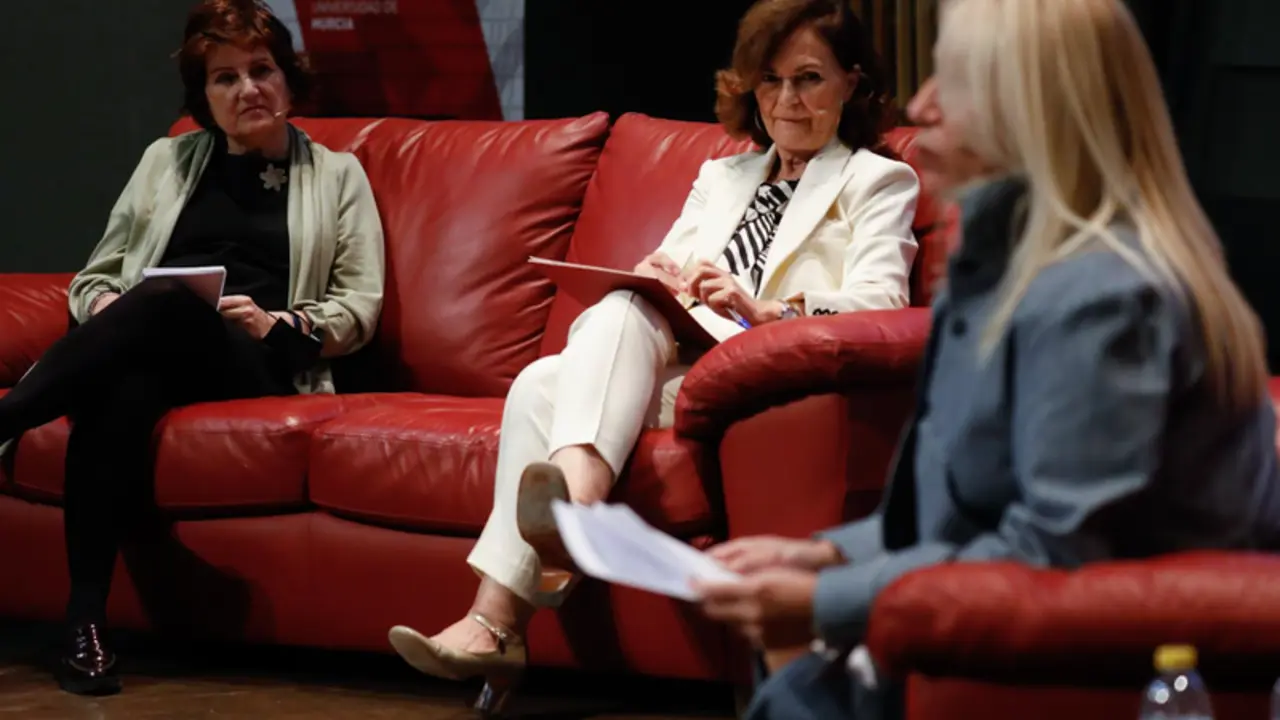 <p> Carmen Calvo en el di&aacute;logo entre feministas de la esfera pol&iacute;tica celebrado en la Universidad de Murcia, junto a Gloria Alarc&oacute;n y Asunci&oacute;n Ventura, consejera del Consejo Jur&iacute;dico de la Generalitat Valenciana - EDU BOTELLA </p>