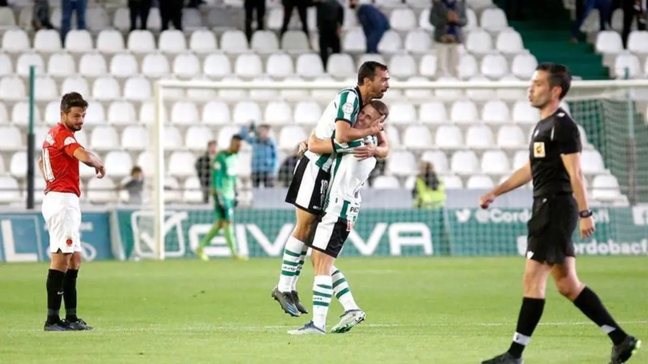 <p> Marc de las Cuevas celebrando su segundo gol contra el Montijo </p>