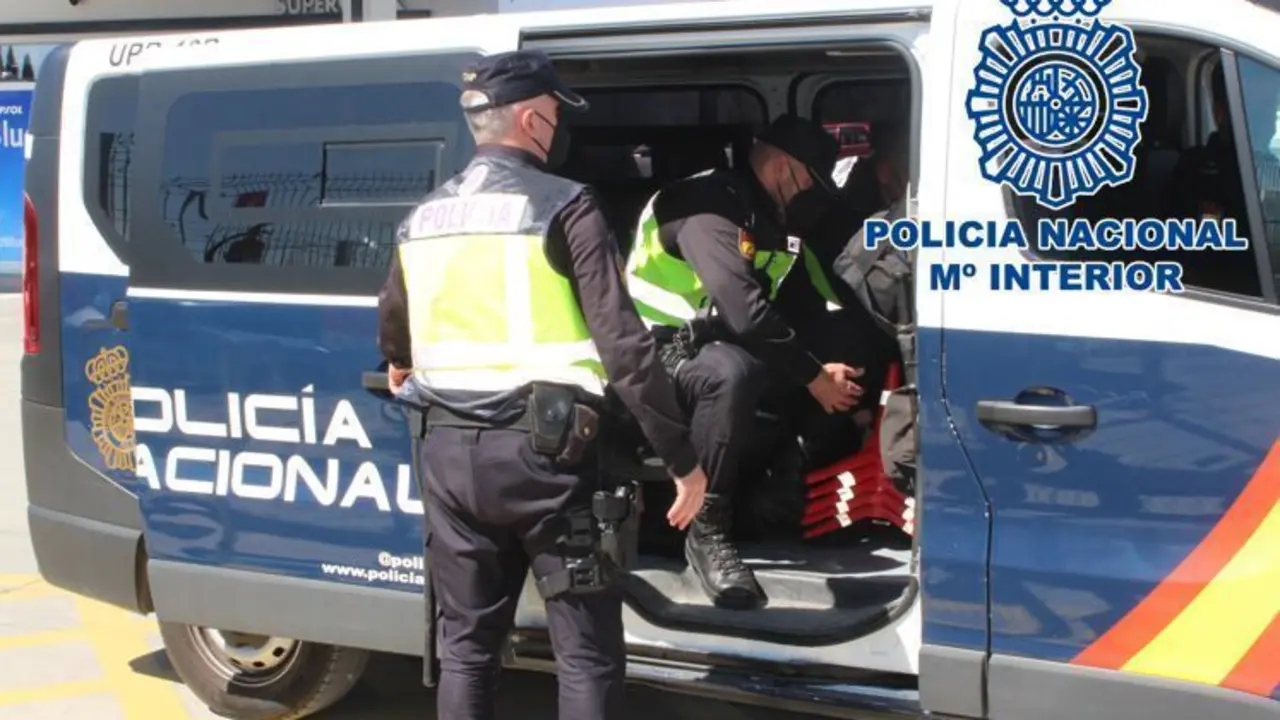 <p> Furg&oacute;n de la Polic&iacute;a Nacional </p>