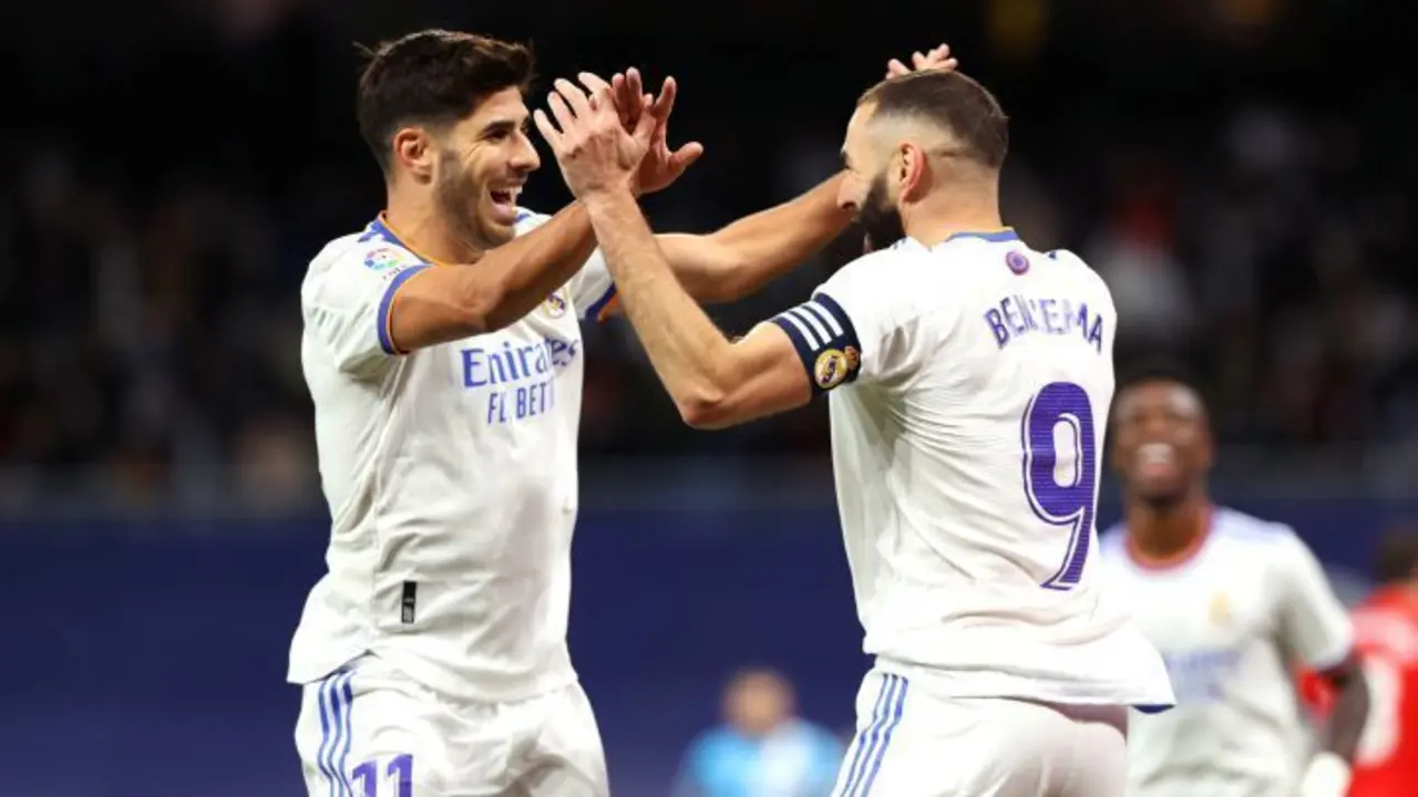 <p> Asensio y Benzema celebrando el gol del delantero franc&eacute;s </p>