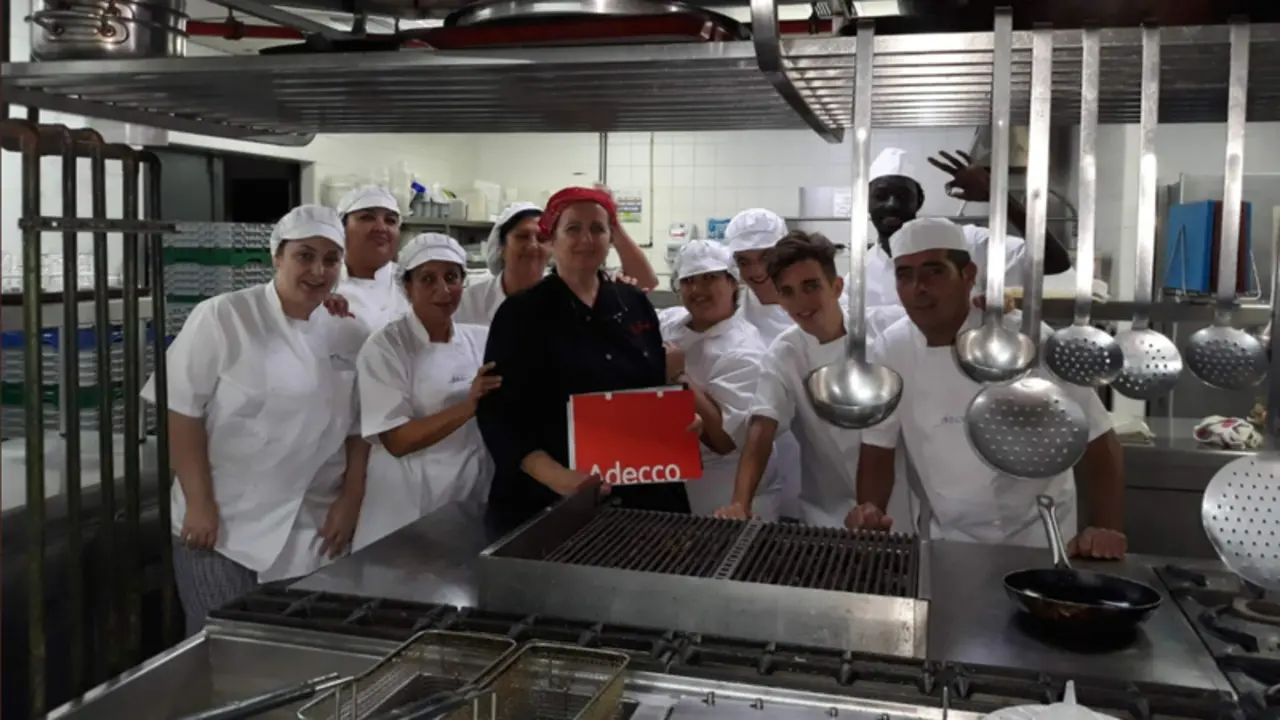 <p> Curso de hosteler&iacute;a Adecco. Fuente: Twitter </p>