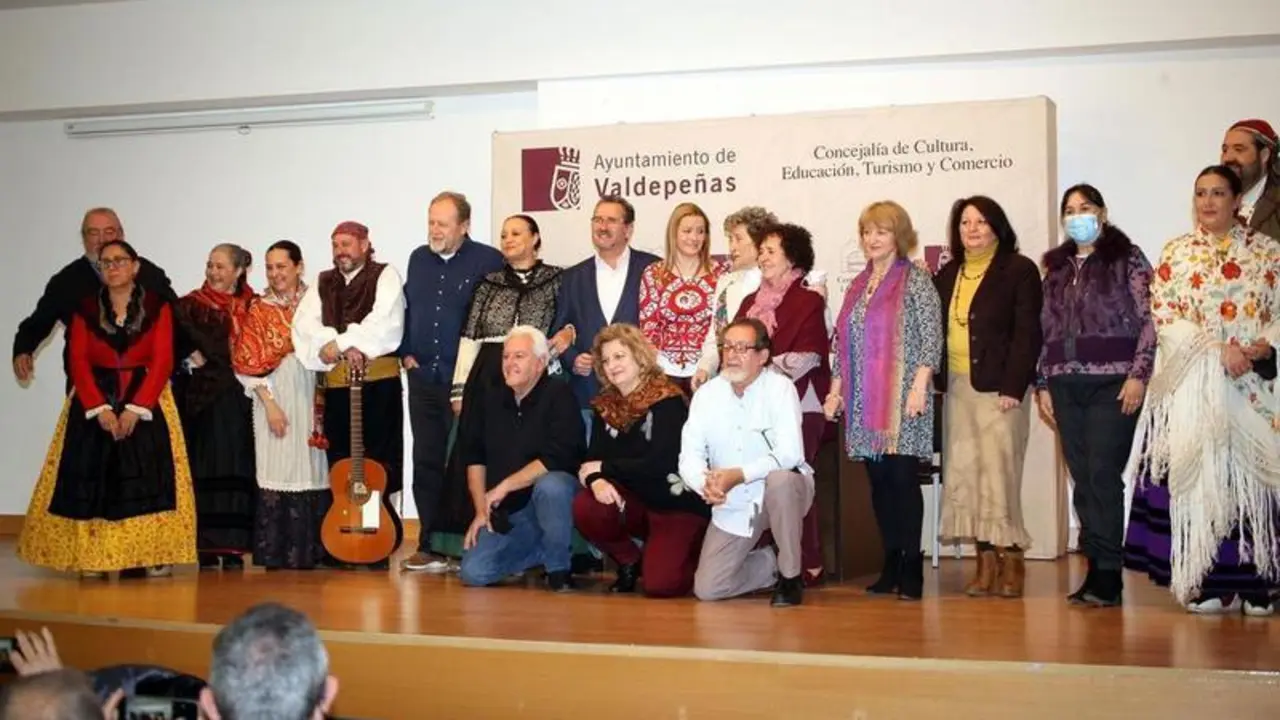<p> Foto de familia de los participantes en el recital po&eacute;tico Palabras de vino, celebrado en Valdepe&ntilde;as </p>