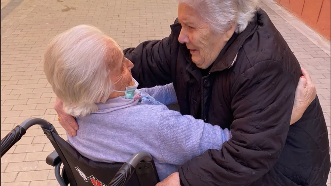 <p> El reencuentro entre las primas. TWITTER </p>