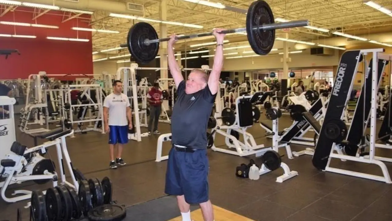 <p> Mike Palen sigue siendo capaz de hacer cosas como esta a sus casi 80 a&ntilde;os. </p>