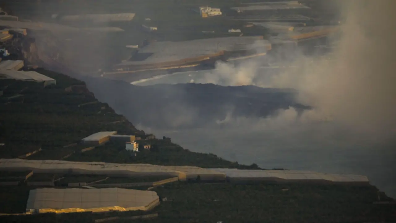<p> Archivo - Vista a&eacute;rea de la pen&iacute;nsula de lava del volc&aacute;n de Cumbre Vieja a su llegada al Oc&eacute;ano Atl&aacute;ntico, a 28 de septiembre de 2021, en La Palma, Santa Cruz de Tenerife, Islas Canarias, (Espa&ntilde;a). La lava del volc&aacute;n, que entr&oacute; el 19 de septiembre en erup - Kike Rinc&oacute;n - Europa Press - Archivo </p>