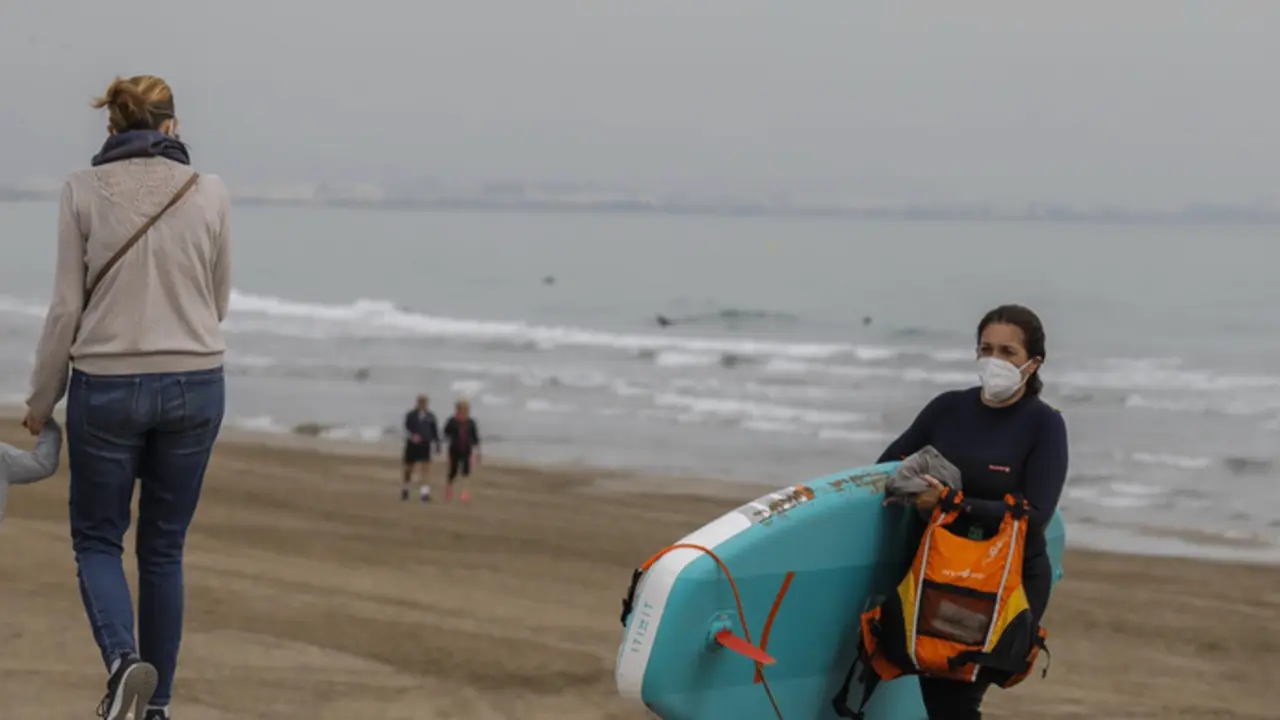 <p> Archivo - Una mujer sale con mascarilla de la playa la Malvarrosa en Valencia, Comunidad Valenciana (Espa&ntilde;a), a 1 de abril de 2021. Ayer, 31 de marzo entr&oacute; en vigor el Proyecto de Ley de medidas urgentes de prevenci&oacute;n, contenci&oacute;n y coordinaci&oacute;n para hacer - ROBER SOLSONA - Europa Press - Archivo </p>