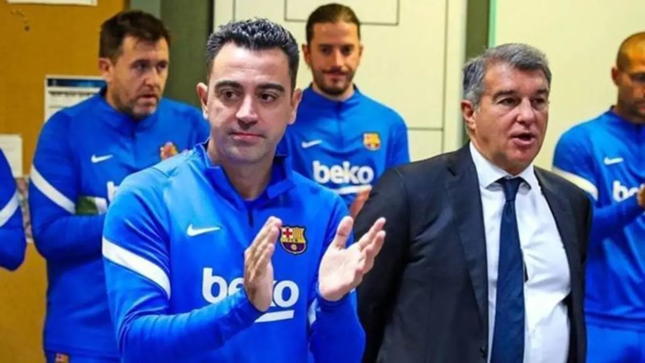 <p> Xavi Hern&aacute;ndez junto a Joan Laporta en su primer encuentro con los jugadores </p>