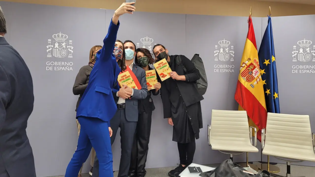 <p> Boticaria Garc&iacute;a y el ministro Garz&oacute;n posan con el libro 'C&oacute;mida r&aacute;pida, barata y saludable'. - EUROPA PRESS </p>