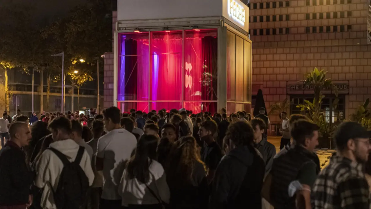 <p> Archivo - Grupos de j&oacute;venes en las inmediaciones de un local de ocio nocturno la misma noche en que entra en vigor la reapertura en interiores a medianoche, a 8 de octubre de 2021, en Barcelona, Catalu&ntilde;a (Espa&ntilde;a). - Lorena Sop&ecirc;na - Europa Press - Archivo </p>