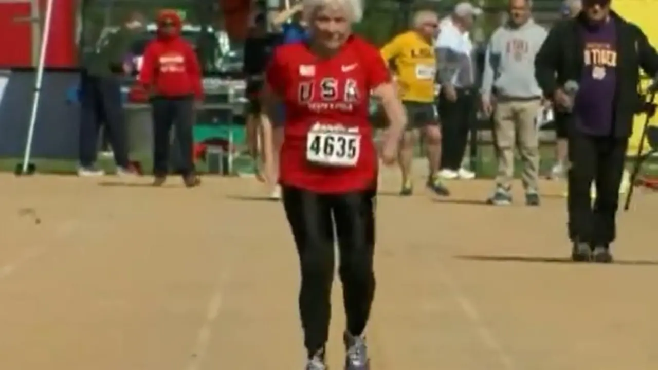 <p> Julia Hawkins es la primera mujer de su edad que consigue correr los 100 metros lisos. </p>