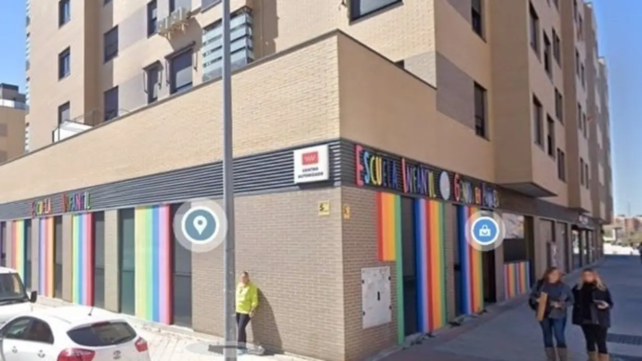 <p> Fachada de la guarder&iacute;a que dirig&iacute;a la acusada. </p>