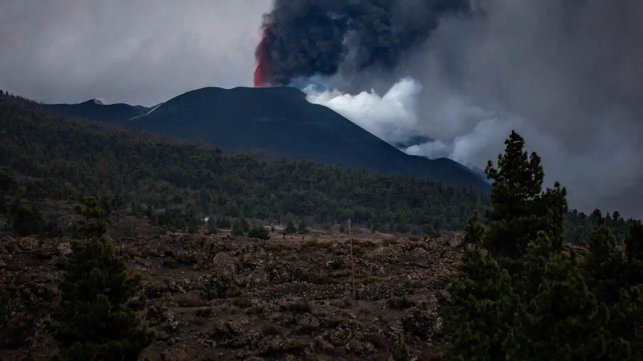 <p> Nube de humo y lava que se dirige a la playa de los Guirres, a 9 de noviembre de 2021, en La Palma, Santa Cruz de Tenerife, Canarias, (Espa&ntilde;a). La lava procedente del volc&aacute;n de La Palma contin&uacute;a fluyendo sobre coladas previas de la zona central, alimentan - Kike Rinc&oacute;n - Europa Press </p>