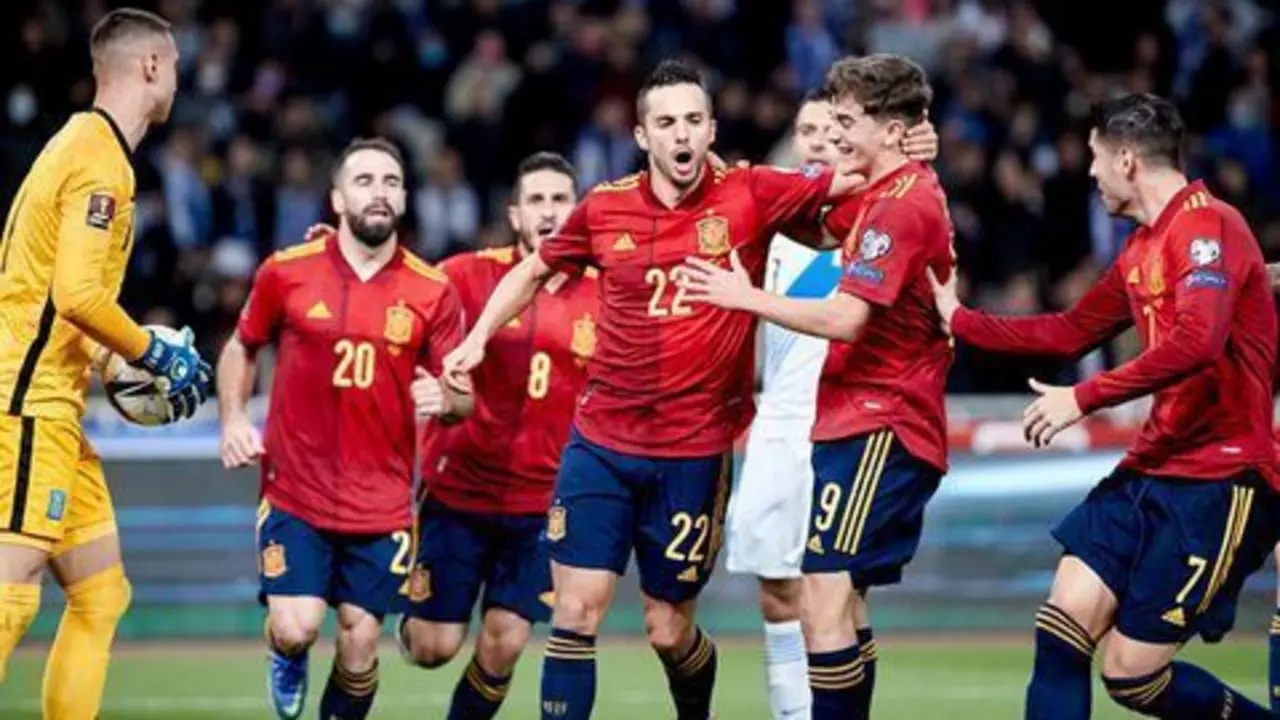 <p> Sarabia celebrando el gol de penalti de la victoria </p>