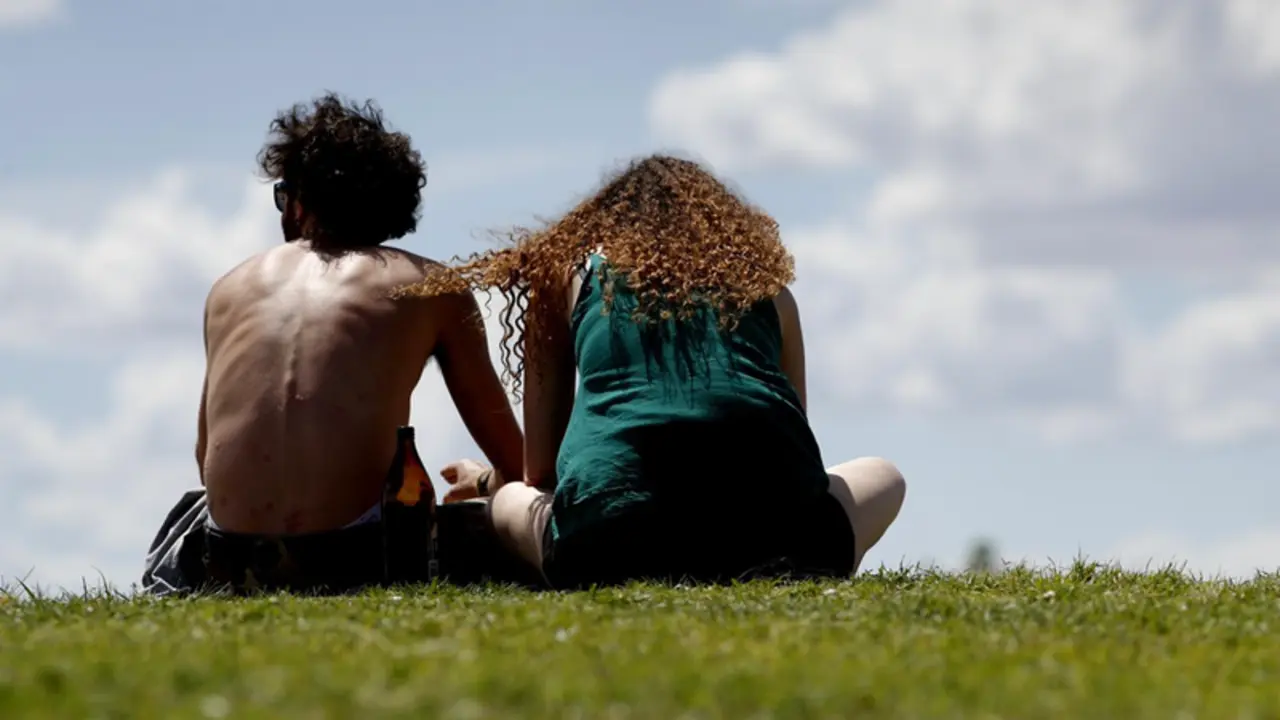 <p> Archivo - Una pareja de j&oacute;venes en el c&eacute;sped de un parque en Madrid. - Eduardo Parra - Europa Press - Archivo </p>