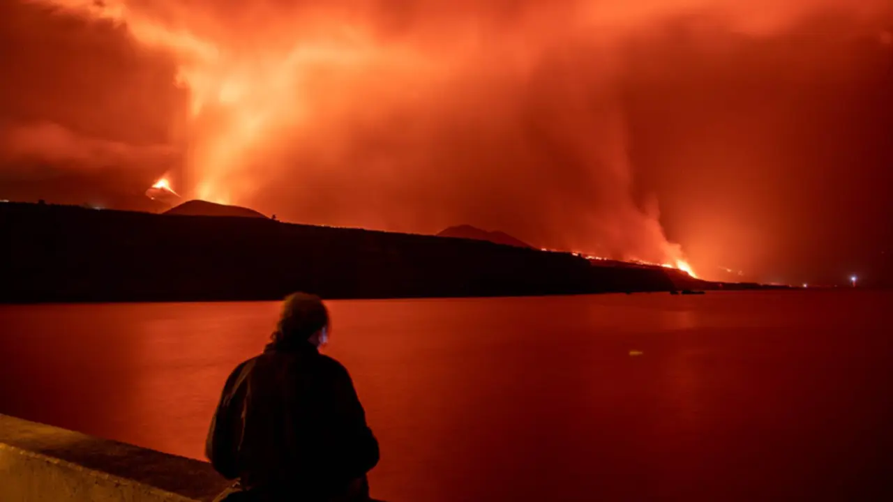 <p> Una persona observa la lava y piroclastos a su llegada a la playa de los Guirres, a 9 de noviembre de 2021, en La Palma, Santa Cruz de Tenerife, Canarias, (Espa&ntilde;a). La lava procedente del volc&aacute;n de La Palma contin&uacute;a fluyendo sobre coladas previas de la zo - Kike Rinc&oacute;n - Europa Press </p>