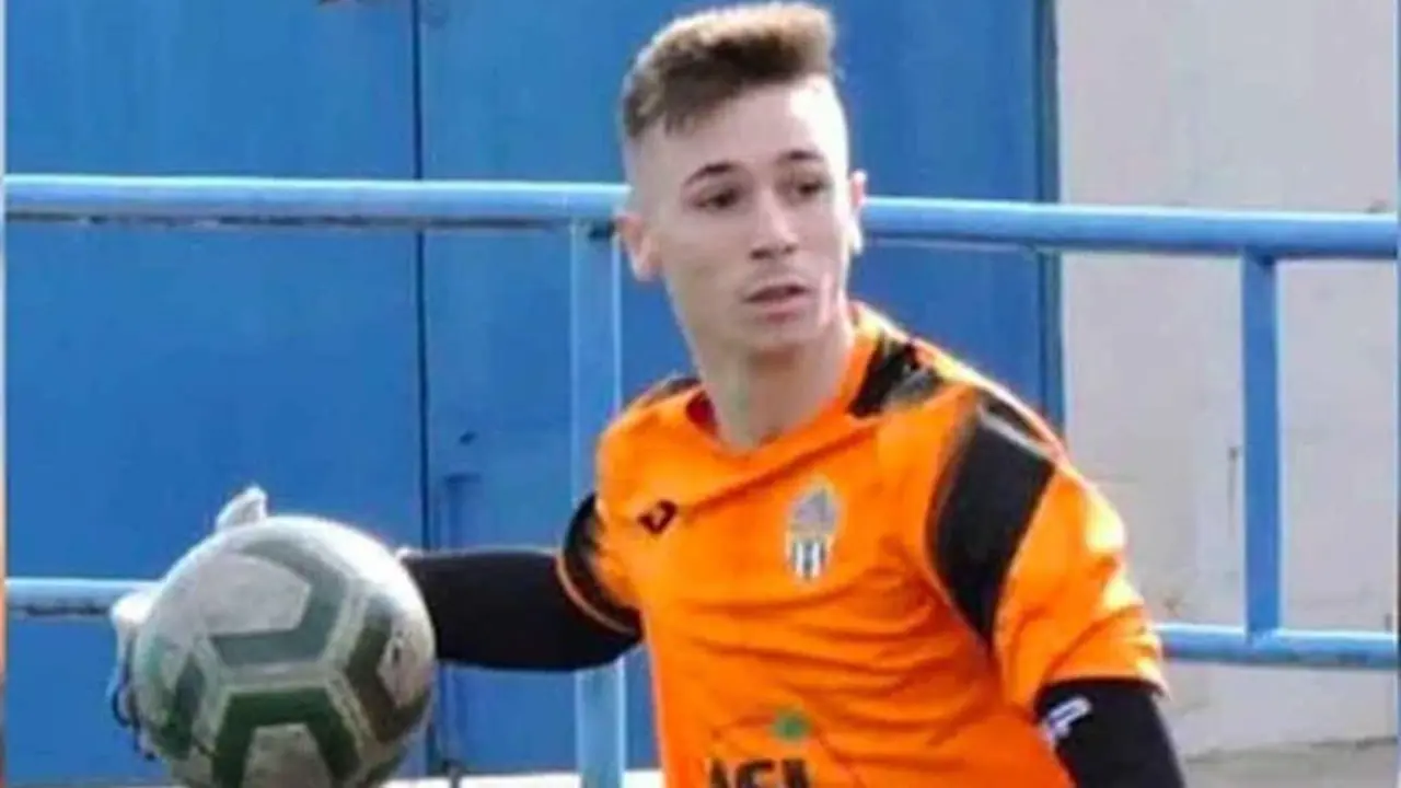 <p> Ra&uacute;l Mart&iacute;nez en uno de sus partidos como portero del Espa&ntilde;ol de El Alqui&aacute;n </p>