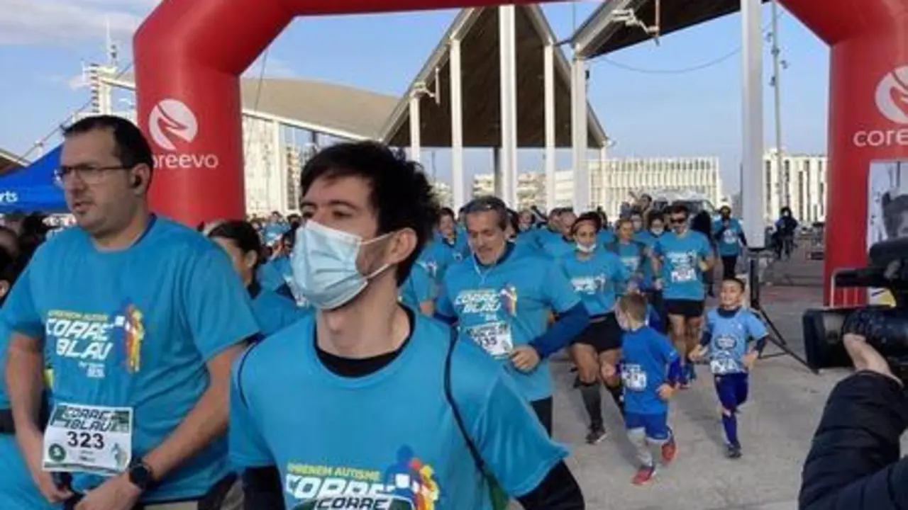 <p> Participantes de 'Correblau', una carrera solidaria por la inclusi&oacute;n escolar de alumnos autistas </p>