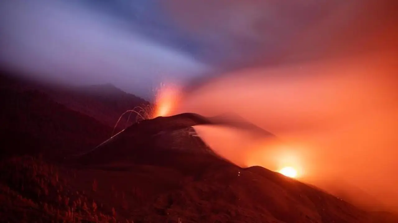 <p> Nube de ceniza y lava del volc&aacute;n </p>