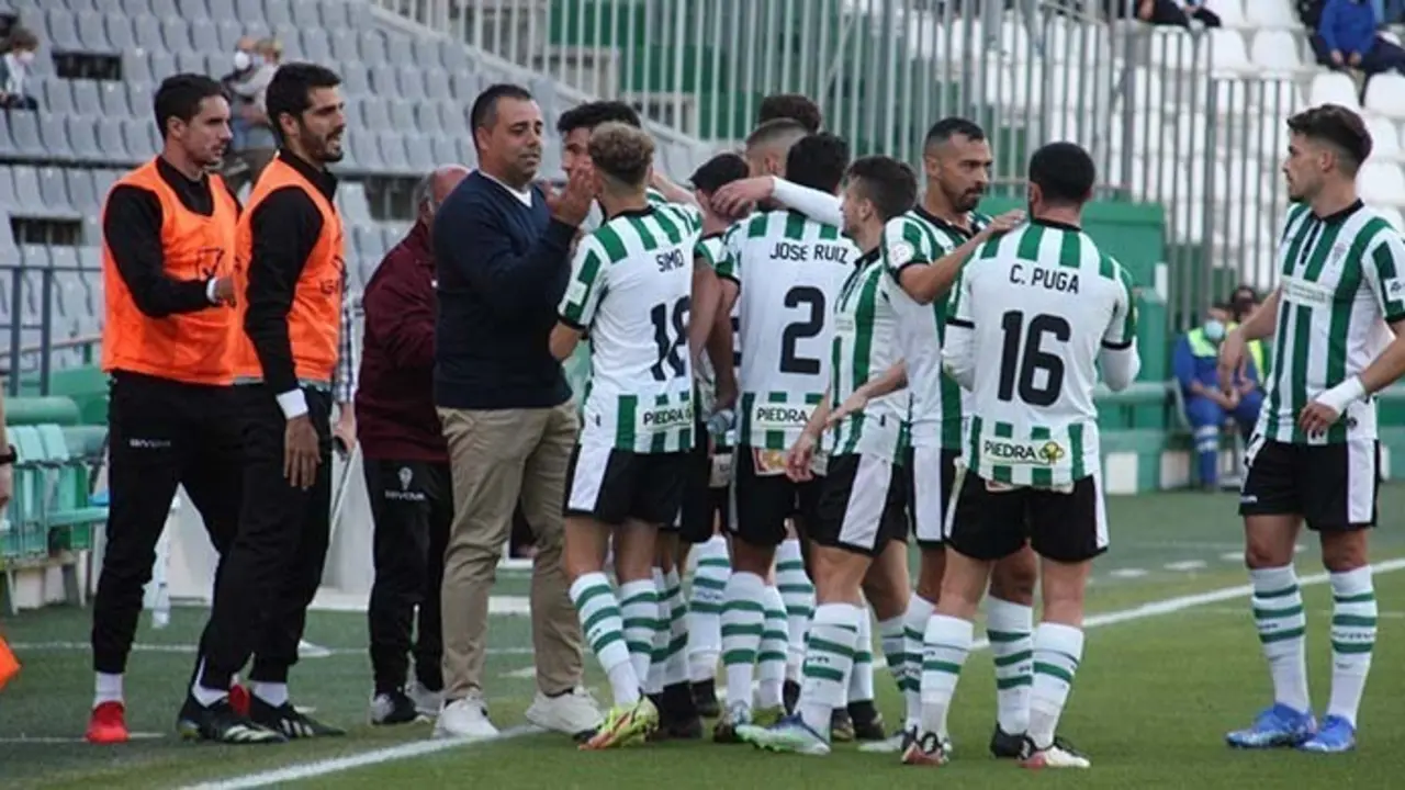 <p> El equipo celebrando uno de los goles junto a Germ&aacute;n Crespo </p>