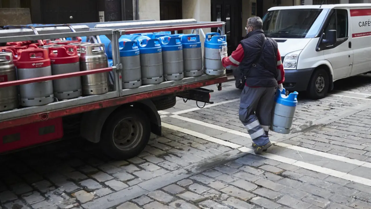 <p> Archivo - Un repartidor deja bombonas de butano a un bar en Pamplona - Eduardo Sanz - Europa Press - Archivo </p>