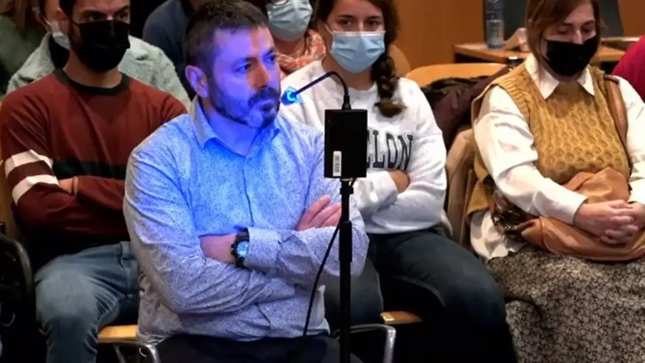 <p> El acusado de inducir el crimen del edil de IU, Javier Ardines, Pedro Nieva durante su declaraci&oacute;n el juicio. - CAPTURA EMISI&Oacute;N YOUTUBE TSJA </p>