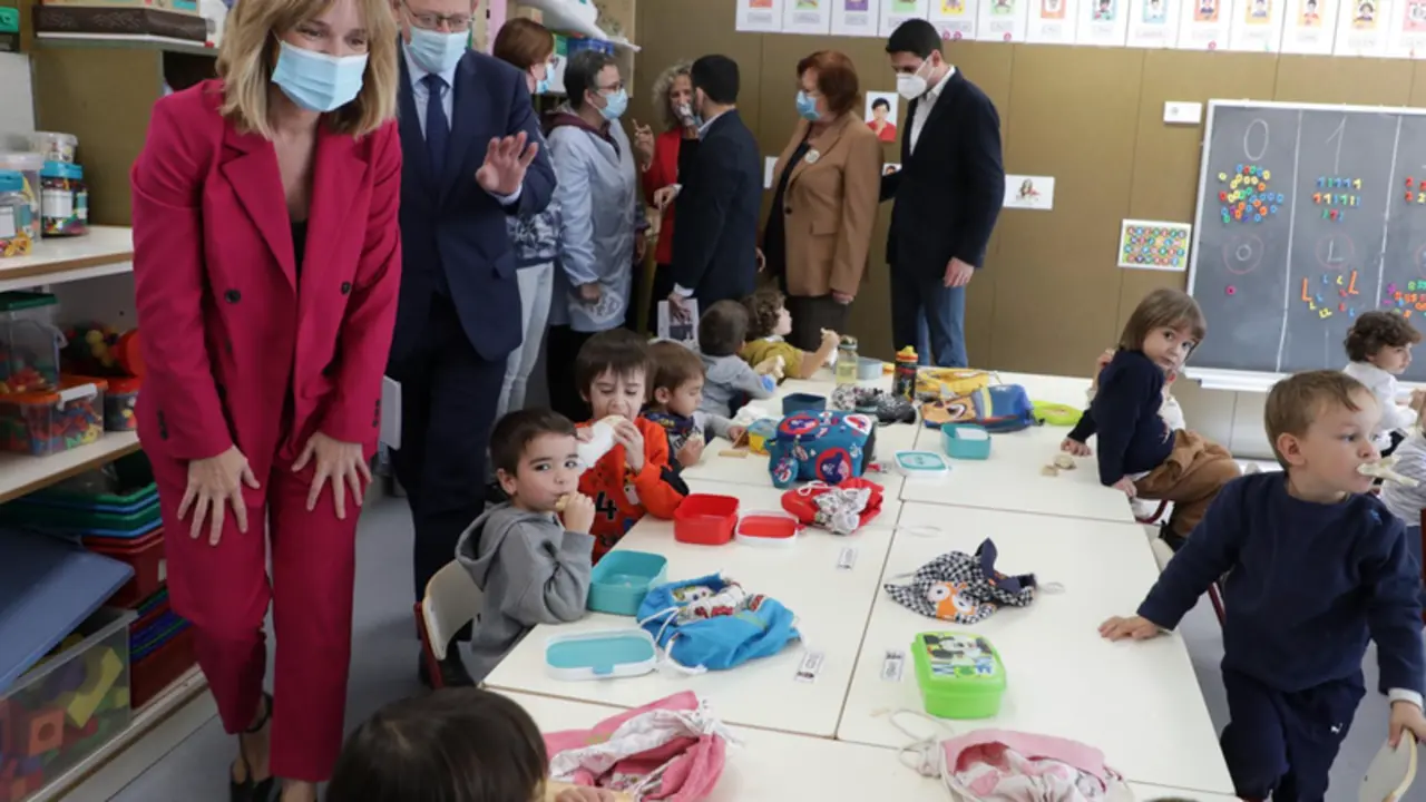 <p> La ministra de Educaci&oacute;n y Formaci&oacute;n Profesional, Pilar Alegr&iacute;a, visita un centro educativo en la Font d'en Carr&ograve;s (Valencia) junto al president de la Generalitat, Ximo puig, entre otras autoridaes. - GENERALITAT VALENCIANA </p>