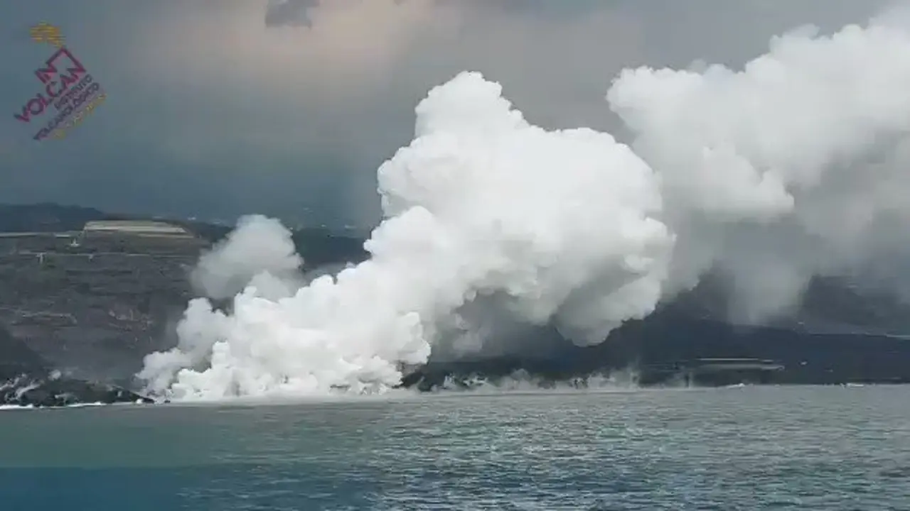 <p> Captada una nueva entrada del volc&aacute;n al mar. Fuente: Twitter </p>