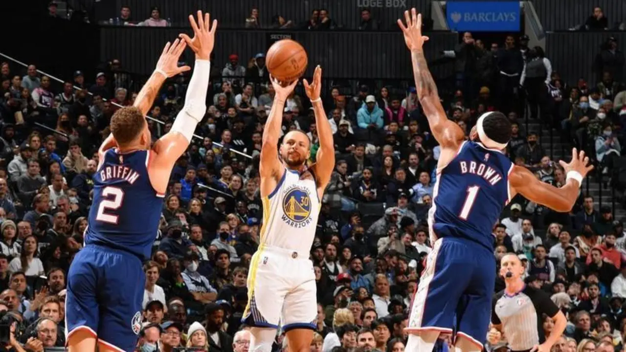 <p> Stephen Curry lanzando un triple ante los Brooklyn Nets </p>