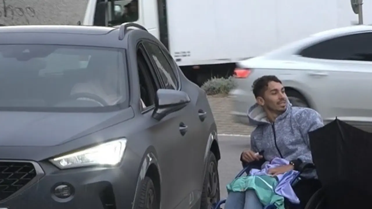 <p> El aficionado, posando con &Oacute;scar Mingueza. </p>