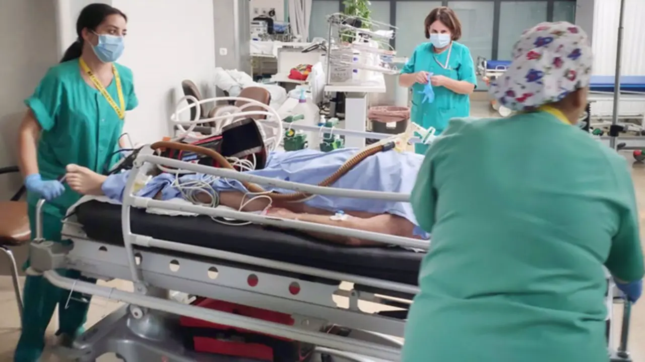 <p> Sanitarias del Hospital Reina Sof&iacute;a de C&oacute;rdoba atienden a un paciente con Covid, foto de archivo - HOSPITAL REINA SOF&Iacute;A - Archivo </p>