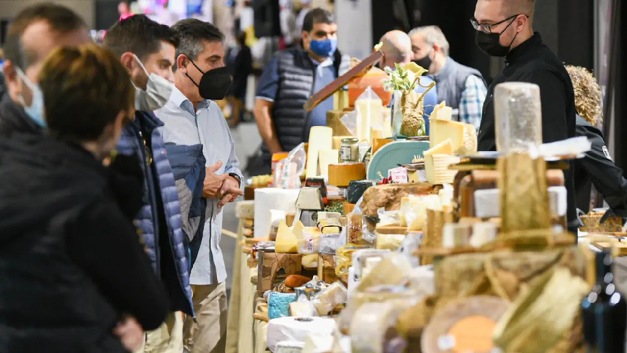 <p> Varias personas observan diferentes platos en el espacio Barra Gourmet, de la feria Mediterr&aacute;nea Gastr&oacute;noma, en Feria Valencia, a 7 de noviembre de 2021, en Valencia, Comunidad Valenciana (Espa&ntilde;a). - Jorge Gil - Europa Pres </p>