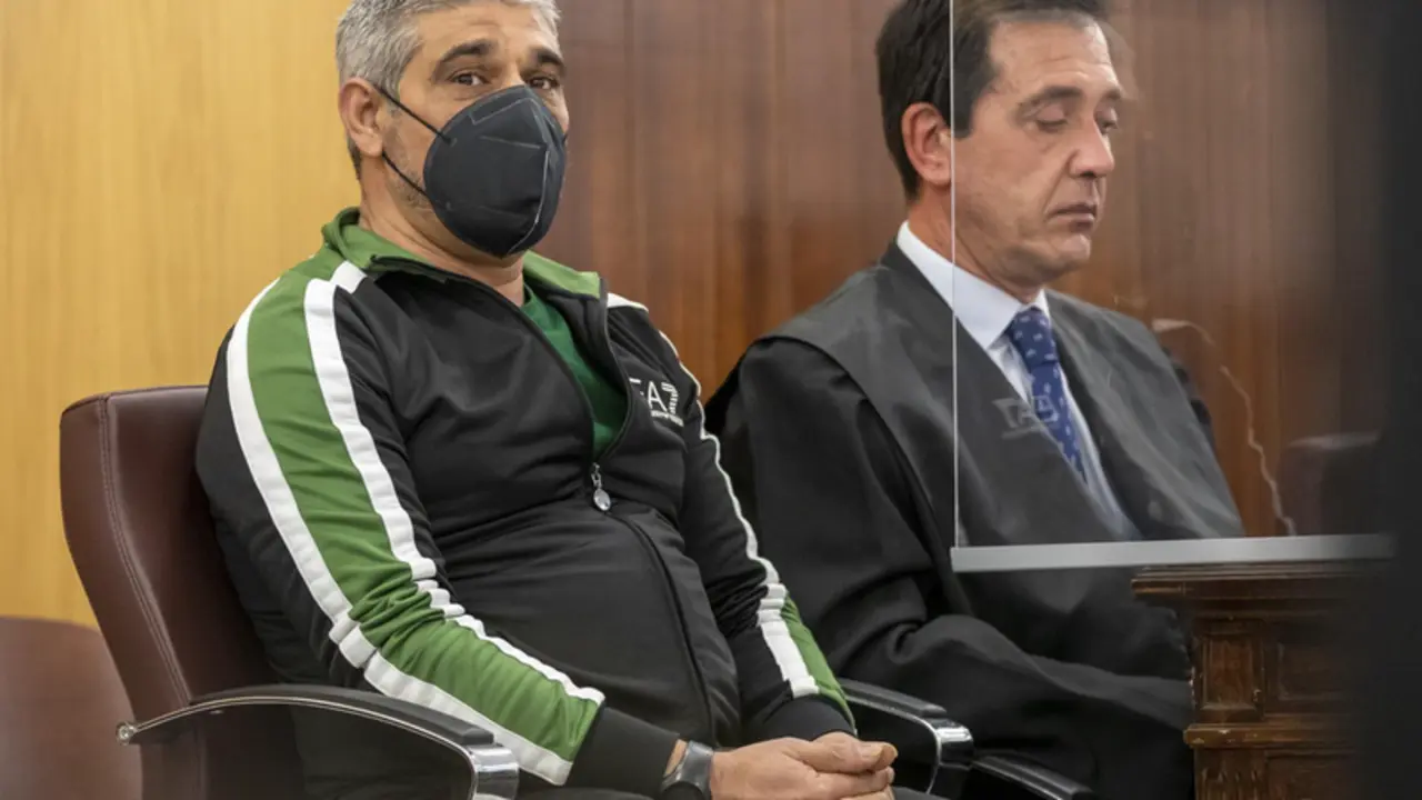 <p> Bernardo Montoya, acusado de la agresi&oacute;n sexual y asesinato de Laura Luelmo, en la sala de la Audiencia de Huelva. - A. P&eacute;rez - Europa Press </p>