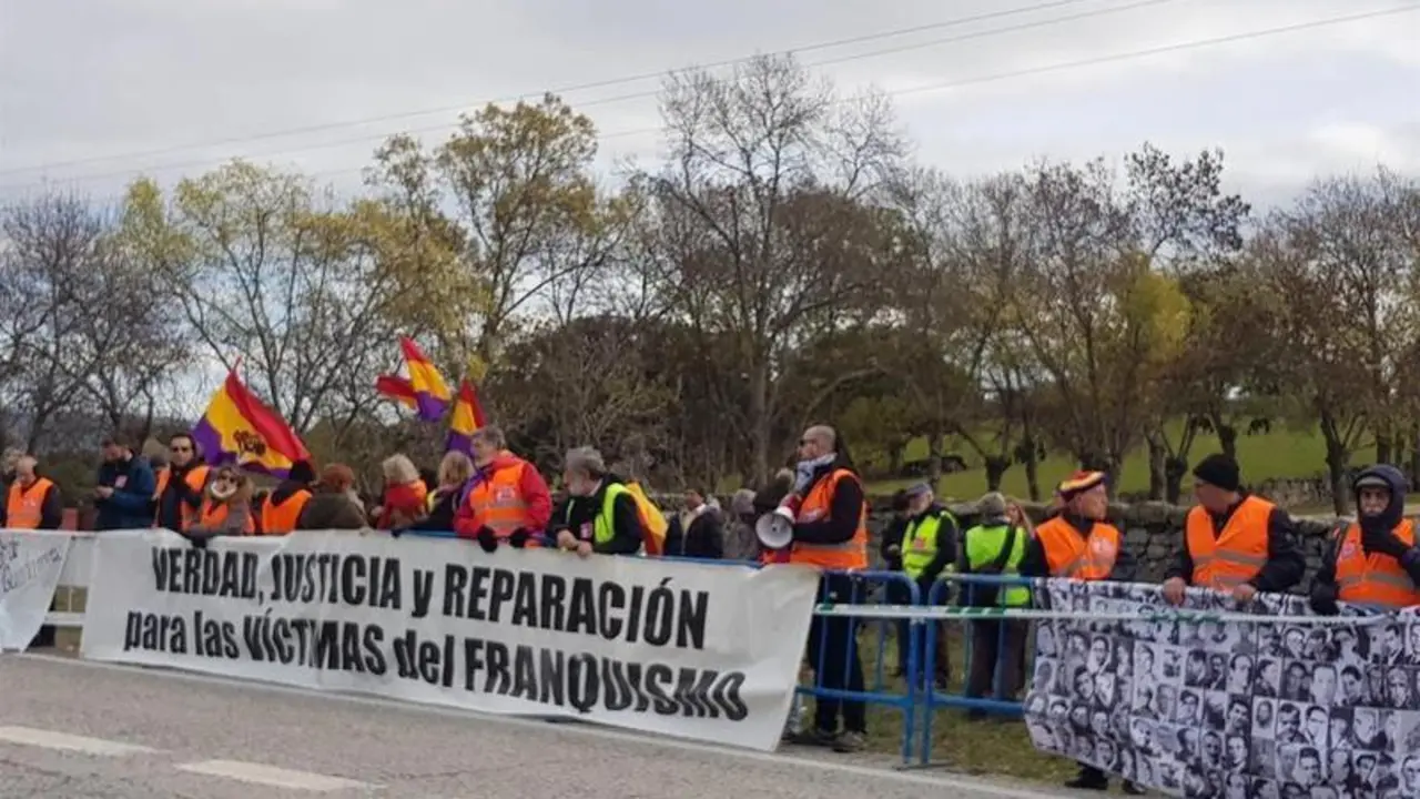 <p> Concentraci&oacute;n frente al Valle de los Ca&iacute;dos - EUROPA PRESS - Archivo </p>