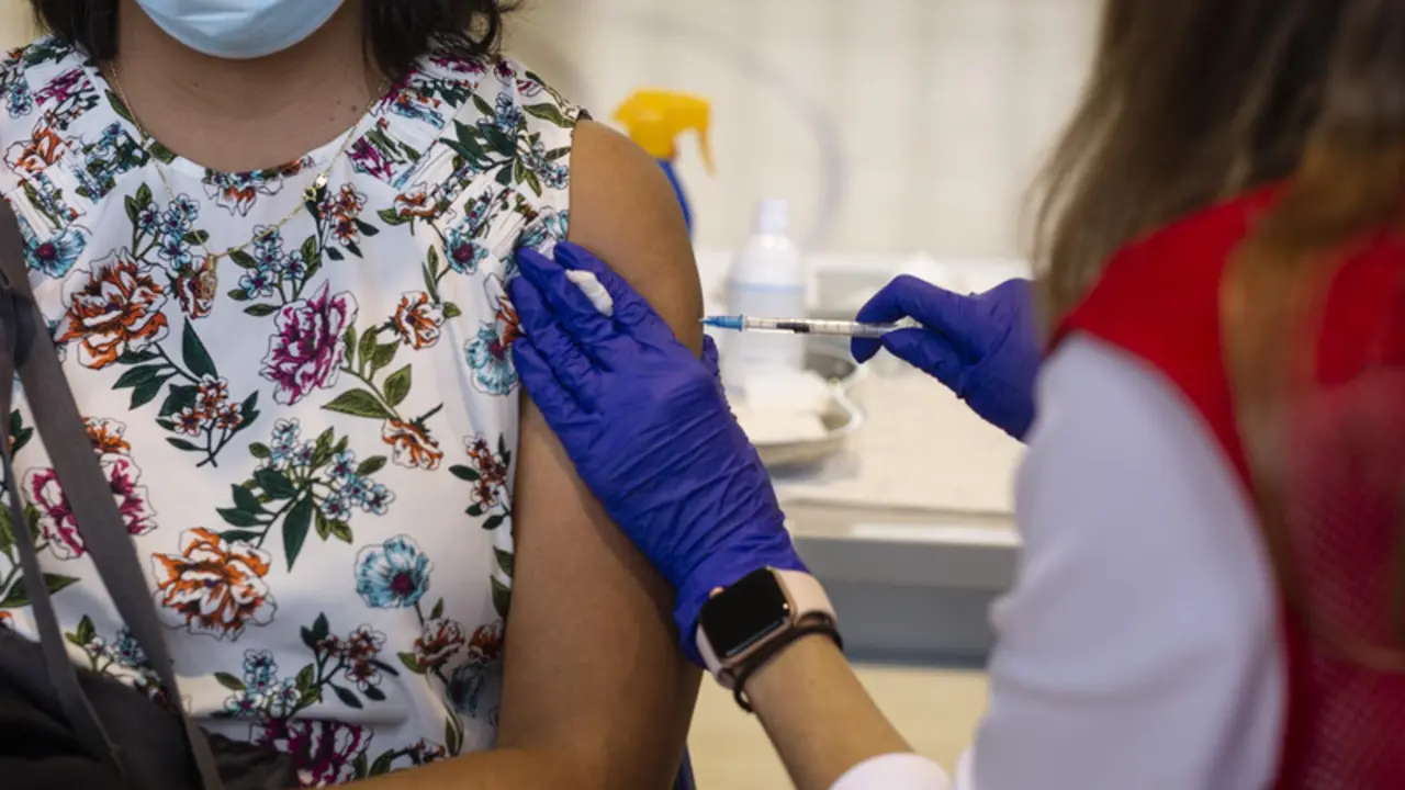 <p> Andaluc&iacute;a roza las 13 millones de dosis administradas tras poner m&aacute;s de 17.000 vacunas en un d&iacute;a </p>