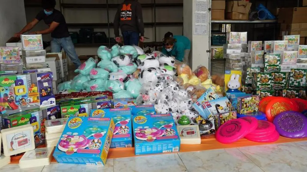 <p> Juguetes de la campa&ntilde;a 'Un juguete, una ilusi&oacute;n', entregados en el campo de refugiados Ritsona Camp, en Grecia. </p>