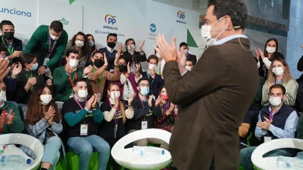 <p> Juanma Moreno, este s&aacute;bado en un acto con j&oacute;venes durante el 16 Congreso Auton&oacute;mico del PP andaluz </p>