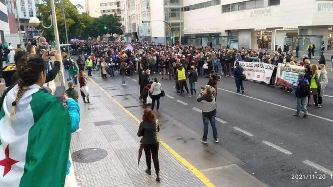 <p> Manifestantes de la Huelga del Metal en C&aacute;diz, frente al Hospital Puerta del Mar - Vicente Borrego Castro </p>
