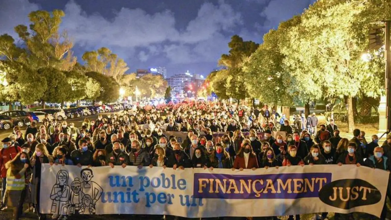 <p> Varias personas sostienen una pancarta donde se lee: "Un pueblo unido por una financiaci&oacute;n justa", durante una manifestaci&oacute;n que parte de la Plaza Sant Agust&iacute;, a 20 de noviembre de 2021, en Valencia, Comunidad Valenciana </p>