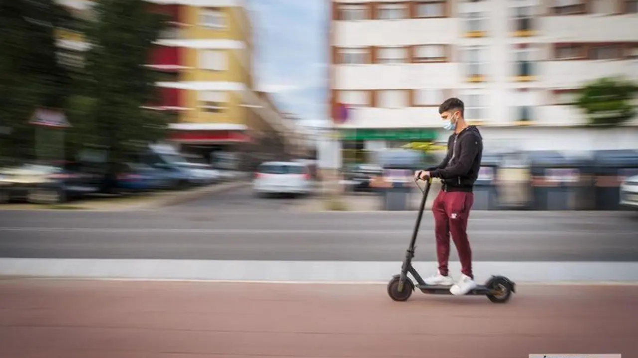 <p> Un chico en un patinete el&eacute;ctrico circula por el carril bici. | Jos&eacute; Le&oacute;n </p>