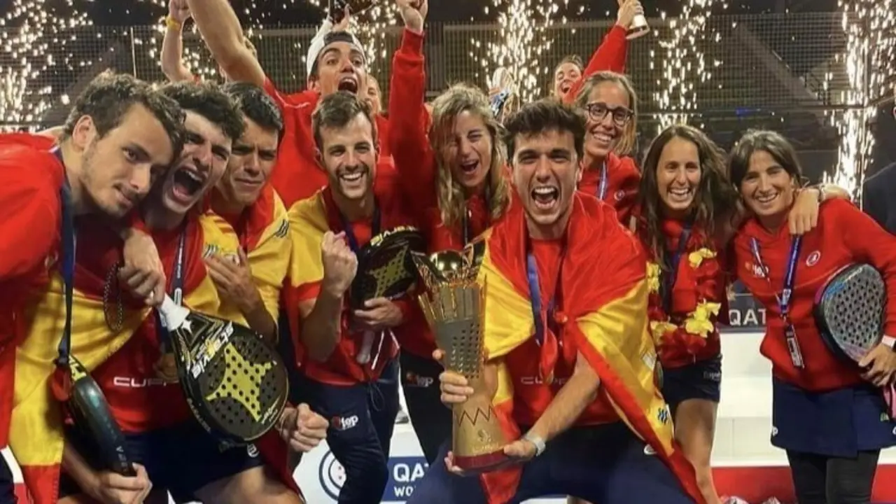 <p> Espa&ntilde;a a la cabeza del mundo en p&aacute;del, celebr&aacute;ndolo. Fuente: Twitter </p>