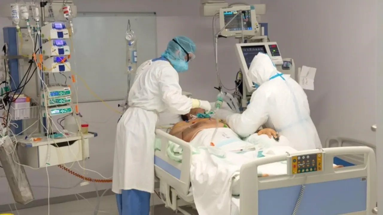 <p> Archivo - UCI, ingresado, positivo, COVID, coronavirus - JCCM - Archivo </p>